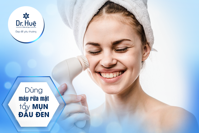 Dùng máy rữa mặt làm sạch da 