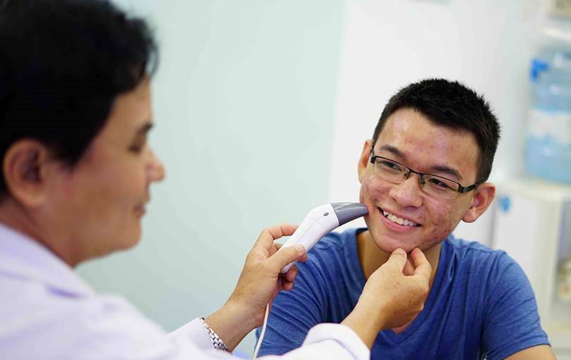 Con trai đi trị mụn – Ngại ngùng là hối hận!