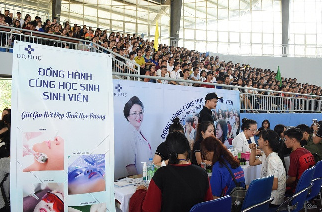 Dr Huệ đồng hành cùng sinh viên đại học KHXH&NV trong ngày hội làm đẹp