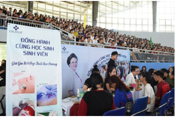 Dr Huệ đồng hành cùng sinh viên đại học KHXH&NV trong ngày hội làm đẹp
