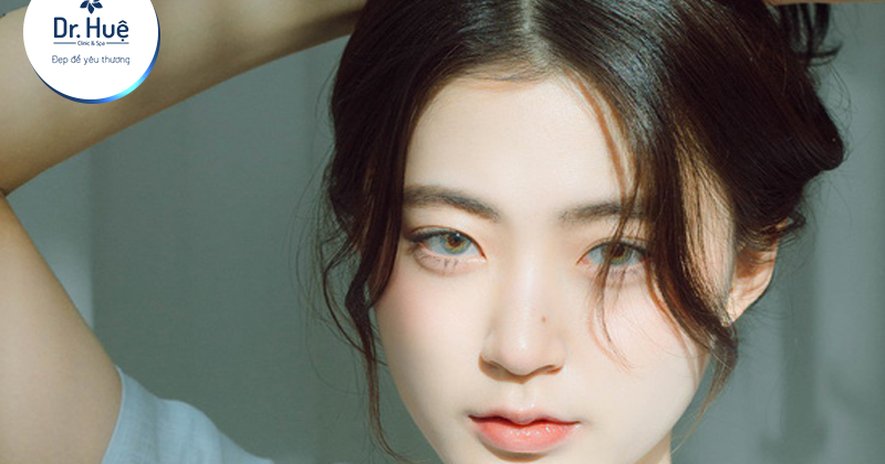 Dùng kem dưỡng da bị nổi mụn nên làm gì