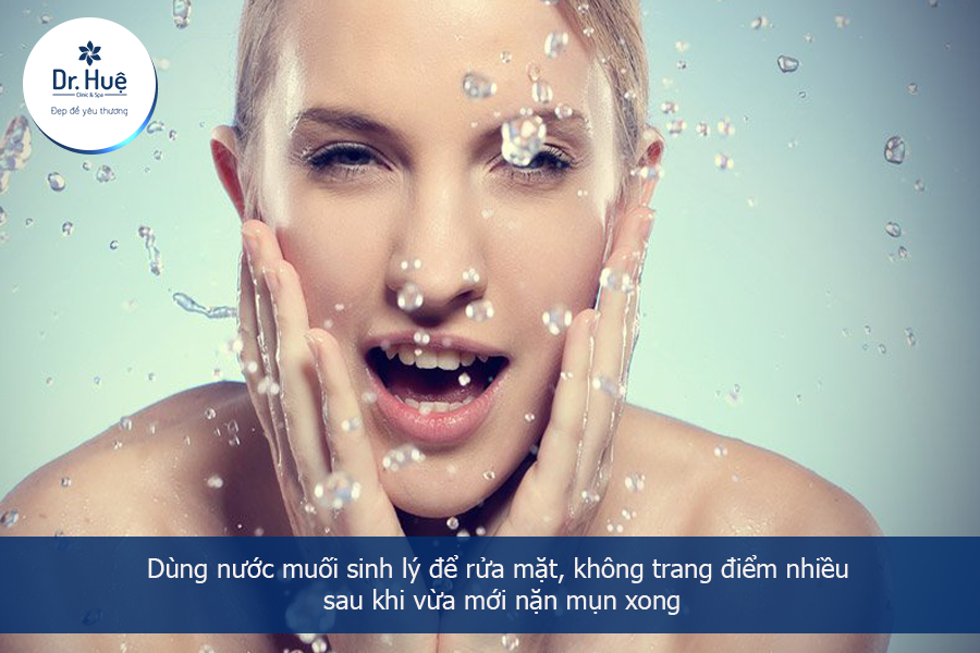 Dùng nước muối sinh lý để rửa mặt, không trang điểm nhiều