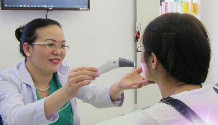 Lương Tuyết Trinh - nhân viên văn phòng công ty - Điều trị mụn Dr Huệ - Hình 1