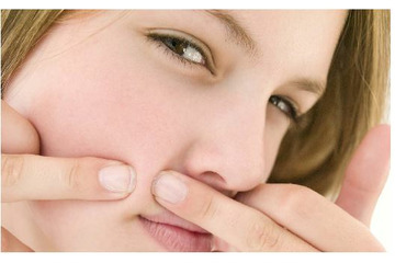 Những thói quen dễ gây mụn mà ít ai ngờ đến - Điều trị mụn Dr Huệ