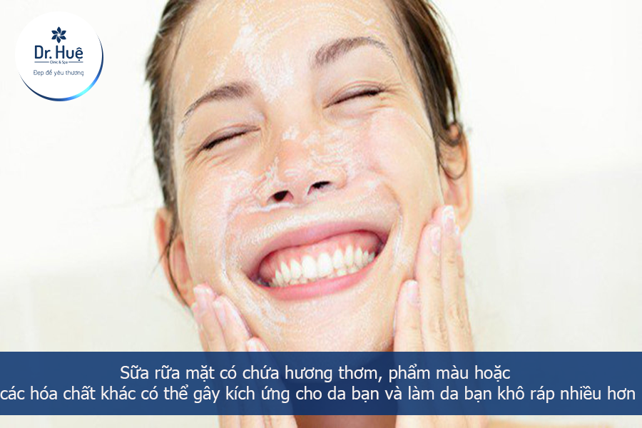 Sử dụng sữa rữa mặt dịu nhẹ 